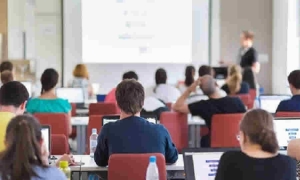 Centro Democrático presentó proyecto de ley que busca crear la asignatura de Economía y Finanzas en la educación básica y media en Colombia