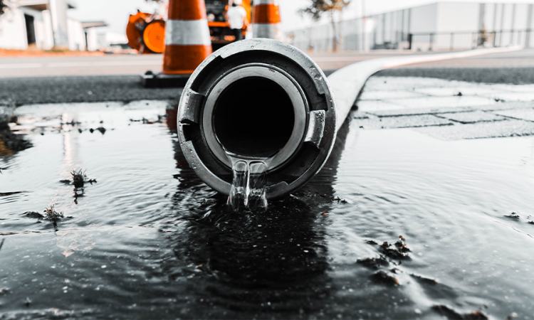 ¿Cuál es la regulación del procedimiento o fórmula para descontar el remanente de agua en las tuberías o redes de las áreas comunes?: CRA