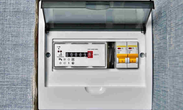 ¿Qué indica la SSPD sobre la instalación de medidores individuales en inmuebles de propiedad horizontal y la responsabilidad de los usuarios en el costo y financiamiento del servicio de acueducto?