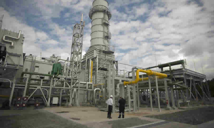 Precisiones normativas de la CREG sobre requisitos técnicos y pruebas para operación comercial de plantas de generación eléctrica